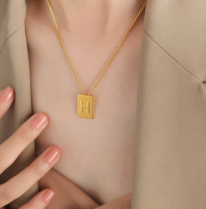 สร้อยคอจี้ตัวอักษร <span class=keywords><strong>H2</strong></span> AlphaSquare 26 ตัวอักษร  วัสดุสแตนเลส ชุบทอง 18K  เครื่องประดับอินิเชียลสำหรับผู้หญิง  ทันสมัย - Product Image 3
