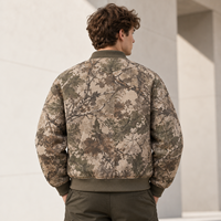 Blouson Bomber Homme Personnalisé en Twill Imprimé Camouflage Intégral avec Col Côtelé et Fermeture Éclair – Style Universitaire pour Tenue Quotidienne Urbaine