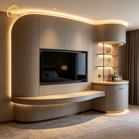 Meuble TV mural sur mesure MARFA pour hôtel, console multimédia en bois grainé avec porte-bouteilles, mini-bar, tiroirs et éclairage LED