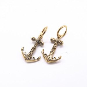 Pendientes de acero inoxidable yunnique con diseño minimalista en tono dorado para hombres y mujeres - Product Image 5
