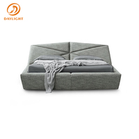 Lit plateforme géométrique moderne, lit avec tête de lit inclinée rembourrée en tissu texturé pour chambre à coucher et maison contemporaine