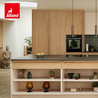 Meubles de cuisine minimalistes Japandi sur mesure en chêne, îlot de cuisine incurvé, étagères ouvertes, meubles de cuisine intégrés sur mesure avec appareils électroménagers
