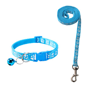 Elegante Conjunto de Correa con Estampado de Huellas de Perro y Collar con Campana para Gato - 12 Opciones de Color, Perfecto para la Moda de Mascotas - Product Image 3