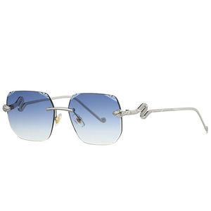 แว่นกันแดดทรงเหลี่ยมดีไซน์เก๋สไตล์<span class=keywords><strong>งู</strong></span>  ตกแต่งกรอบโลหะไร้ขอบ ขาโลหะ ป้องกันรังสียูวี สำหรับทุกเพศ - Product Image 3