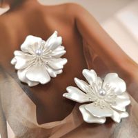 Bouton de luxe haut de gamme de style français, asymétrique, en forme de fleur, avec motif floral camélia et perle, cousu main