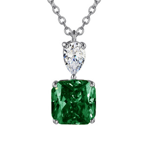 Collana con Pendente Diamante Verde in Argento 925 Placcato Rodio, Taglio Smeraldo con Montatura a Griffe, Classico da Donna per Uso Quotidiano - Product Image 1