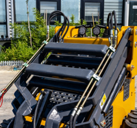 Mini-chargeuse compacte économique pour usage domestique et agricole, homologuée EPA, avec pelle frontale et moteur diesel