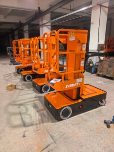 Chariot élévateur électrique autopropulsé EVERLIFT pour la manutention des commandes, capacité 300 kg, hauteur <span class=keywords><strong>de</strong></span> levage 3 m/4 m, plateforme <span class=keywords><strong>de</strong></span> travail pour entrepôt, équipement <span class=keywords><strong>de</strong></span> picking, chariot élévateur pour la manutention des commandes - Product Image 2
