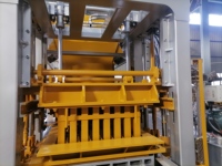 Ligne de production de briques en béton entièrement automatique à prix d'usine avec moteur de pompe PLC et production de blocs creux à économie d'énergie