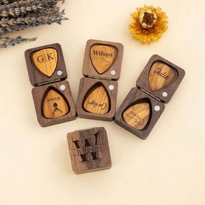 Caja de Almacenamiento para Púas de Guitarra de Madera de Nogal Negro Tallada a Mano, Estilo 2026, Personalizada, en Caja de Regalo de Madera - Product Image 1