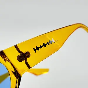 Finion phụ nữ tam giác nhỏ đinh tán Cat Eye Sunglasses Vàng Cat Eye Sunglasses