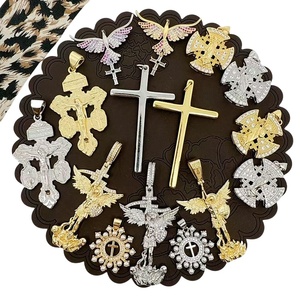 CZ9245 Nouveau Crucifix en or 18 carats pavé de diamants CZ à trois voies avec médailles de Saint Benoît et médailles - Product Image 4