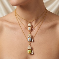 Collier en cuivre plaqué or Ilona avec pendentif capsule émaillée ouvrable, figurine animale miniature mignonne, pour femme et fille, idéal comme cadeau