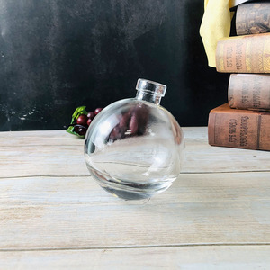 Botella redonda <span class=keywords><strong>de</strong></span> licor <span class=keywords><strong>de</strong></span> Vodka <span class=keywords><strong>de</strong></span> <span class=keywords><strong>buena</strong></span> <span class=keywords><strong>calidad</strong></span>, botella <span class=keywords><strong>de</strong></span> vidrio con forma <span class=keywords><strong>de</strong></span> bola con corcho - Product Image 2
