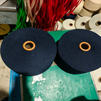 Fil mélangé Taishi noir en coton recyclé et polyester, fil à filature ouverte (OE) écologique pour le tricot et le tissage de chaussettes