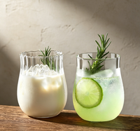 Verre de dégustation à nervures verticales de style tulipe ; Fabriqué en verre borosilicate résistant à la chaleur ; Design minimaliste adapté aux lattes