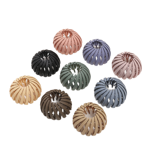 Vente en gros d'accessoires capillaires pour femmes : Pinces à cheveux magiques personnalisées en velours floqué 'Nid d'oiseau', Élastiques à cheveux extensibles et Outils pour chignons - Product Image 1