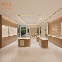 Vitrines de bijoux en bois de luxe sur mesure avec détails en or-Solutions d'affichage pour bijouterie personnalisées