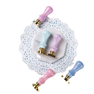 Ensemble de tampons à cire rétro avec manche en <span class=keywords><strong>bois</strong></span>, disponible en or, argent, bronze, or rose et plusieurs couleurs, pour usage de bureau - Product Image 5