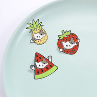 Drie stuks fruit kat emaille pin set watermeloen aardbei ananas kitten broches voor rugzak decoratie