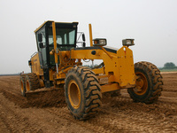 Motoniveladora de 210HP con cuchilla delantera y Ripper trasero gr215
