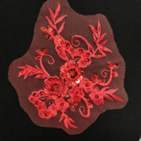 Applique florale en sequins rouges en gros, motif brodé perlé sur maille pour la garniture de vêtements
