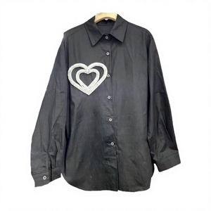 Camisa Negra de Manga Larga para Mujer con Botones y Aplique de Doble Corazón, Corte Holgado, Estilo Casual, Cuello Camisero, Manga Larga - Product Image 3