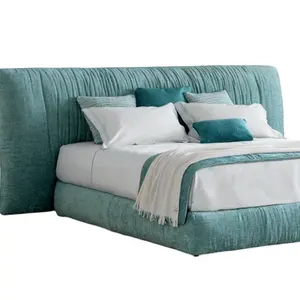 Layla es una cama con proporciones llamativas pero básica y simple, simple y elegante, adecuada para dormir con flou.
