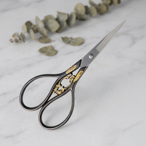 Ciseaux de coiffure professionnels de 4 pouces, style cygne, en acier inoxydable, pour droitiers, pointe affûtée, qualité supérieure, vente en gros - Product Image 4