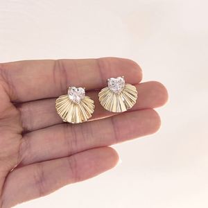 Pendientes de botón con diseño único y personalizado Dylam, chapados en oro de 14 quilates, plata S925, circonita 5A, forma de sector, para uso diario y como joyería. - Product Image 4