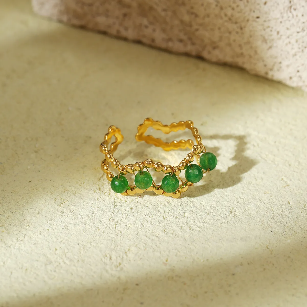 Anillo abierto de piedra Natural de lujo francés, anillo de cuentas de Jade de Color verde impermeable de acero inoxidable chapado en oro de 18 quilates para mujer