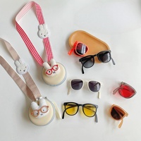 Nouvelles Lunettes de Soleil Pliables Portables pour Enfants Saison 2026, Protection UV400, Monture PC, Lunettes de Voyage avec Étui Mascotte pour Enfants