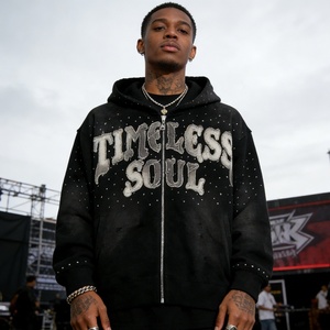 <span class=keywords><strong>Felpa</strong></span> <span class=keywords><strong>con</strong></span> <span class=keywords><strong>Cappuccio</strong></span> <span class=keywords><strong>Nera</strong></span> da Uomo <span class=keywords><strong>con</strong></span> Ricamo Patchwork ed Effetto Vernice Schizzata <span class=keywords><strong>con</strong></span> Strass per uno Stile Streetwear Audace ed Elegante - Product Image 1