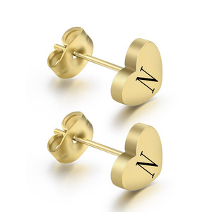 Boucles d'oreilles en forme de cœur 8MM en alliage de zinc gravées au laser avec la lettre L, bijoux cadeau - Product Image 3