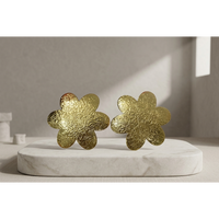 Anting-anting bunga berbahan kuningan emas matte dengan bingkai, desain bunga enam kelopak bertekstur - Perhiasan pernikahan botani minimalis
