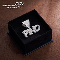 Pendentif PINO personnalisé avec lettres en script, entièrement pavé de moissanite, double contour, forme en V, breloque nom Hip Hop pour homme