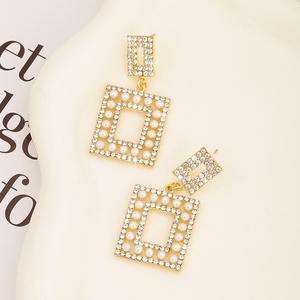 Pendientes de tuerca de aguja de plata con estilo para mujer, nueva moda, llamativo diseño cuadrado de perlas, regalo de moda Popular para venta al por mayor - Product Image 5