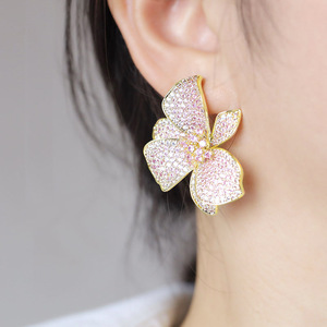 Eleganti Orecchini a Perno a Forma di Giglio, Gioielli Minimalisti di Lusso per Donna, Accessorio Chic da Sera, Regalo Raffinato - Product Image 4