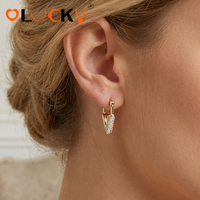 LUCKYJIU Fabricant de bijoux personnalisés, boucles d'oreilles créoles en forme de V, plaquées or 18 carats, étanches, avec zirconiums cubiques, élégantes et tendance, pour femmes, à porter au quotidien