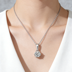จี้เพชรโมอิสซาไนต์ Starsgem สร้อยคอเงินแท้ 925 ดีไซน์คลาสสิก 1 กะรัต ทรงกลม สี DE ความสะอาด VVS ชุบทอง - Product Image 1