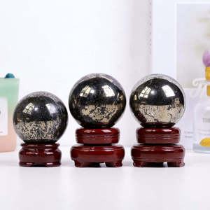 ลูกบอลคริสตัลไพไรต์ หินธรรมชาติสีทองเมทัลลิก ทรงกลมขัดเงา ของตกแต่งจากแร่ธาตุ พร้อมพื้นผิวสีทองที่โดดเด่น - Product Image 2