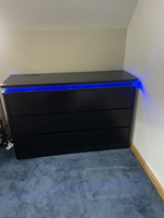 Commode noire à 6 tiroirs à profil incurvé pour chambre à coucher, commode de 47.2 "de long avec station de charge et lumières LED