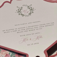 Cartes de menu personnalisées en papier en forme d'éventail avec motif imprimé numériquement et pompon pour réception de mariage artistique ou fête
