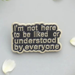 Broche en métal unique avec déclaration Life Attitude «<span class=keywords><strong>Je</strong></span> <span class=keywords><strong>ne</strong></span> <span class=keywords><strong>suis</strong></span> <span class=keywords><strong>pas</strong></span> ici pour être aimé ou compris par tout le monde» - Product Image 1