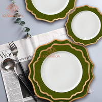 Services de table en porcelaine blanche de luxe, durables, à motif végétal, en forme de fleur, assiettes à dîner avec bordure dorée pour mariage