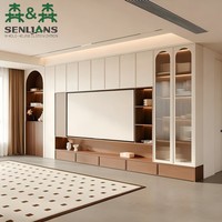 Meuble TV mural moderne avec portes cintrées, vitrine en verre cannelé, console à tiroirs en bois et étagères éclairées par LED chaude pour la maison