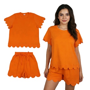 ชุดเสื้อยืดสีส้มล้วนแบบสบายๆ สำหรับผู้หญิง พร้อมกางเกงขาสั้นขอบหยัก ระบายอากาศได้ดี เหมาะสำหรับฤดูร้อน แฟชั่นเสื้อผ้าชุดเซ็ต - Product Image 1