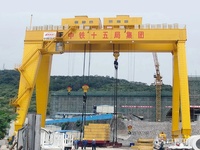 Grue portique à double poutre à prix d'usine pour le chargement et le déchargement de matériaux en vrac dans les entrepôts forestiers