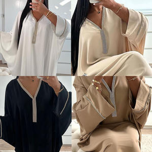 Abaya de Dubaï en Gros, Vêtement Islamique Turc Pudique, Élégante Robe Musulmane pour Femme en Soie Brillante avec Manches Chauve-souris et Diamants - Product Image 2