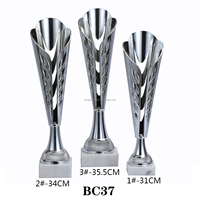 Trophées personnalisés de football et de basketball, style européen, or et argent, durables, gravés, récompenses sportives en métal, imprimés en typographie